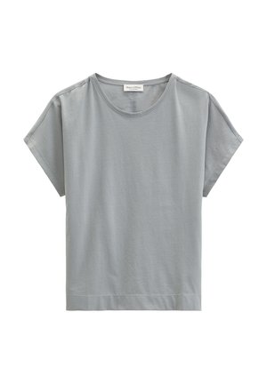 Jasnoszary T-shirt z krótkim rękawem i okrągłym dekoltem, o luźnym kroju z subtelnymi przeszyciami wokół rękawów i dolnej krawędzi.