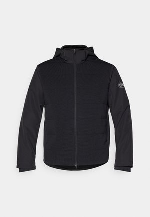 Veste rembourrée noire avec une fermeture éclair intégrale, une capuche et des panneaux texturés contrastants. Elle comporte un patch logo sur le bras gauche et des manches longues.