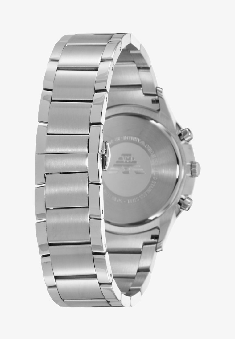 Ceas din oțel inoxidabil argintiu cu un design de brățară legată. Dispune de un finisaj neted și un capac rotund cu detalii gravate.