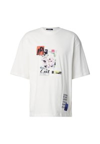 Hvid bomuld T-shirt med oversized pasform. Har farverige grafiske tryk og tekst på forsiden og venstre ærme. Korte ærmer, rund hals.