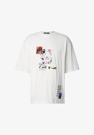 Biały bawełniany t-shirt o luźnym kroju. Ozdobiony kolorowymi nadrukami i tekstem na przodzie oraz lewym rękawie. Krótkie rękawy, okrągły dekolt.