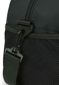 Bolsa de nylon negra con cierre de cremallera, clip resistente y un bolsillo de malla. La correa es texturizada y ajustable para mayor comodidad.