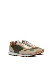 Scarpe da ginnastica con una combinazione di tessuto verde e suede beige, dettagli arancioni, lacci bianchi e suola in gomma testurizzata.
