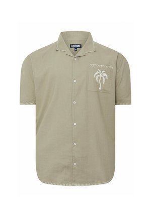 Beżowa koszula z krótkim rękawem zapinana na guziki, z białym haftem palmy na kieszeni piersiowej oraz białym przeszyciem na kołnierzu, rękawach i dole.