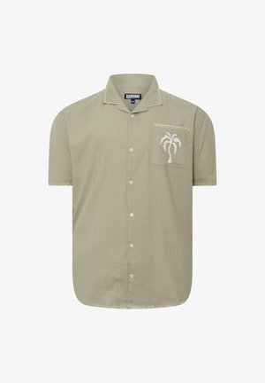 Beżowa koszula z krótkim rękawem zapinana na guziki, z białym haftem palmy na kieszeni piersiowej oraz białym przeszyciem na kołnierzu, rękawach i dole.