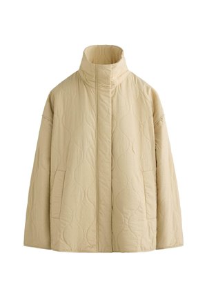 Bež prešita jakna z visokim ovratnikom, sprednjimi žepi, dolgimi rokavi in skritim sprednjim zapiranjem, prikazana na belem ozadju.