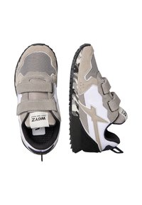 Scarpe sportive grigie e bianche con tomaia in rete e camoscio, doppie fasce a strappo, suola nera texturizzata e dettagli camouflage sul tallone.