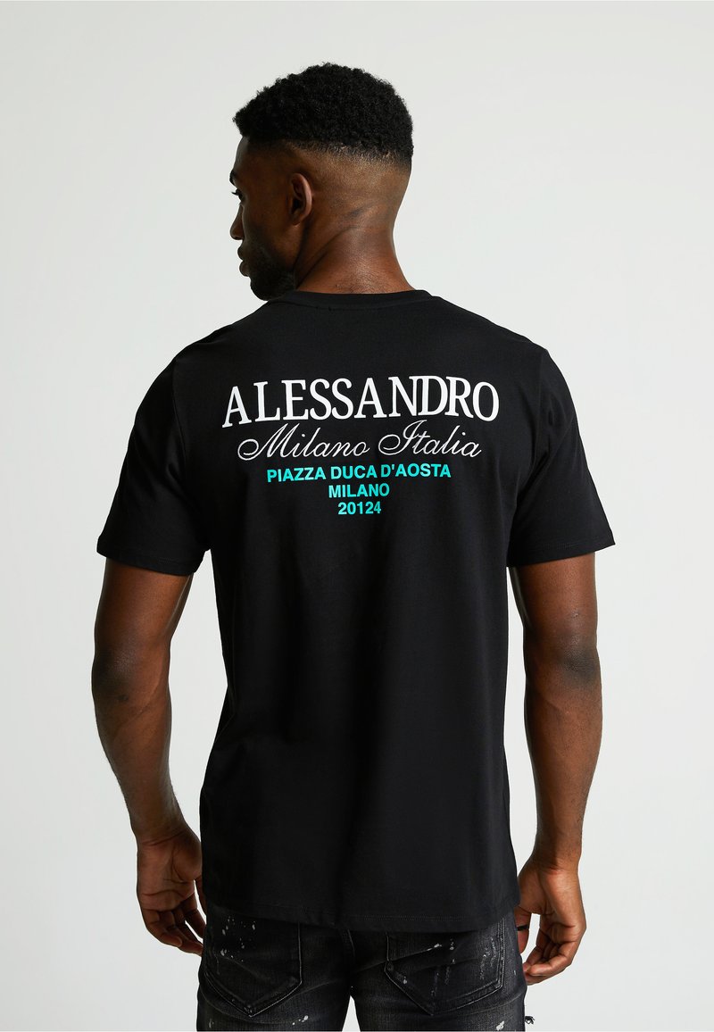 Camiseta de algodón negra con texto blanco y turquesa en la parte posterior. El texto incluye "ALESSANDRO," "Milano Italia," y detalles de ubicación.