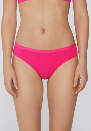 Culotte de bikini rose avec une texture lisse, un design taille basse et une large ceinture. Le tissu est extensible et ajusté, adapté pour les maillots de bain.