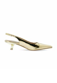 Zapatos de tacón dorados tipo slingback con punta afilada y tacón bloque de altura media. Acabado en charol brillante, hardware minimalista, textura suave.