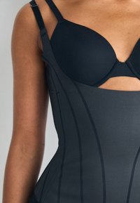 Spanx SPANXSUPERSCULPT™ TOTALCONTOUR OPEN-BUST CAMI - Corsager - very black