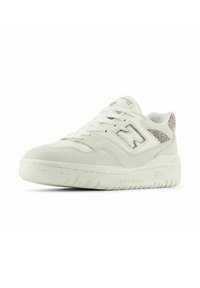 Weiße Wildleder-Sneaker mit strukturierten Details, Schnürverschluss und einem Muster an der Ferse. Ausgestattet mit einer dicke Gummisohle mit Logo.