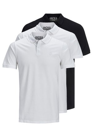 Drei Poloshirts in Schwarz und Weiß. Aus Baumwolle, mit kurzen Ärmeln, einer Knopfleiste und einem Logo auf der linken Brust.