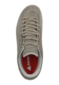 Zapatilla de ante gris con punta redonda, cierre de cordones y plantilla roja con el logo "DACHS". Costura duradera a lo largo de los bordes.