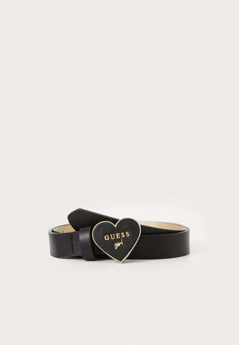 Ceinture en cuir noir avec une boucle en or en forme de cœur, arborant le mot "GUESS" en lettres noires et une finition lisse.