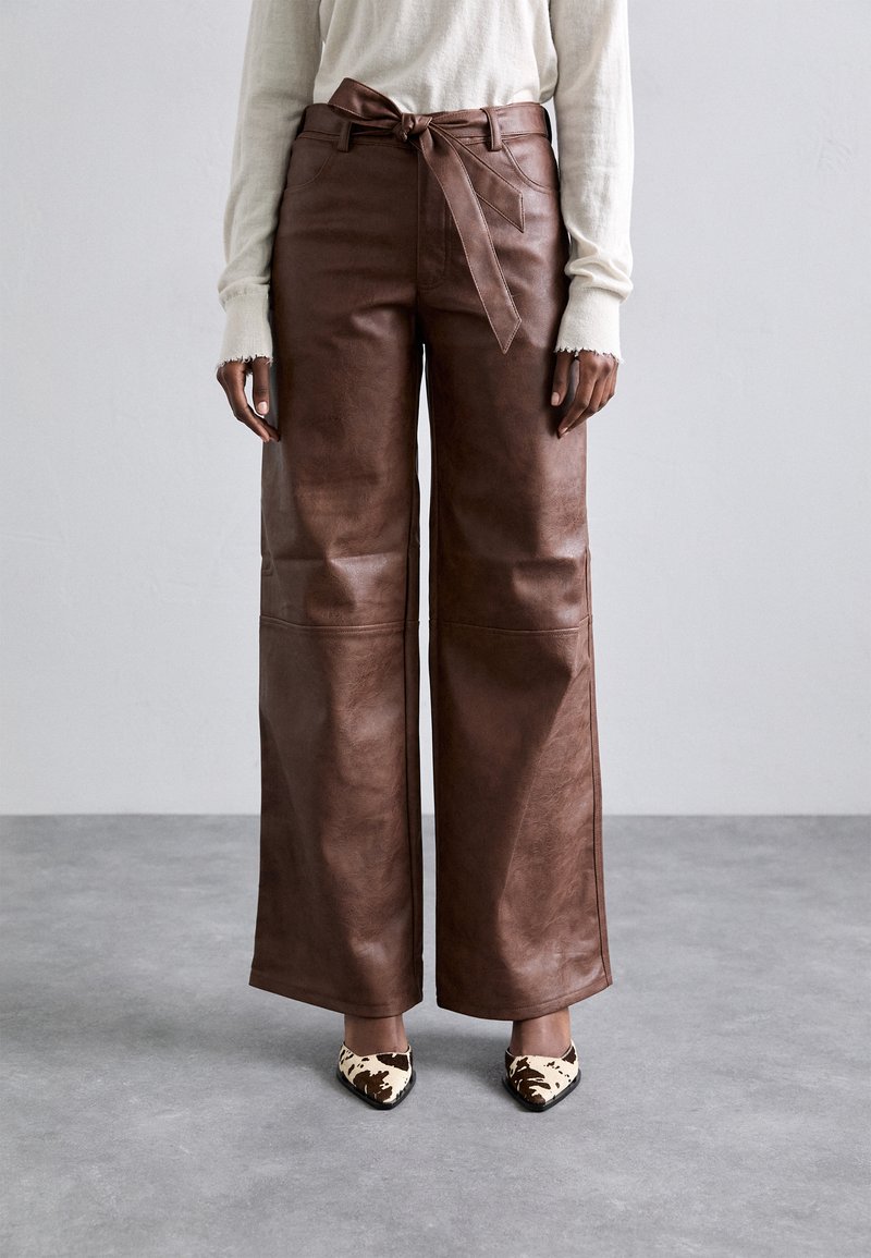 Baum und Pferdgarten NADENE - Pantalon classique - washed java