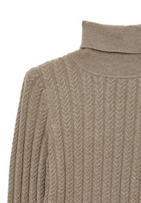 Beige Kabelstrick-Turtleneck-Pullover mit einem gerippten Kragen und einem strukturierten, vertikalen Zopfmuster.