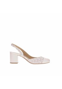 Zapato blanco tipo slingback con tacón cuadrado, que presenta un upper de tela estampada, punta lisa y una correa texturizada.