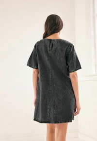 Next SHORT SLEEVE TALL - REGULAR FIT - Denimové šaty - washed black
