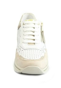 Sneaker bianco con tomaia in pelle perforata, dettagli in suede beige, zip dorata e lacci piatti. Punta arrotondata e suola in gomma. Design minimalista.