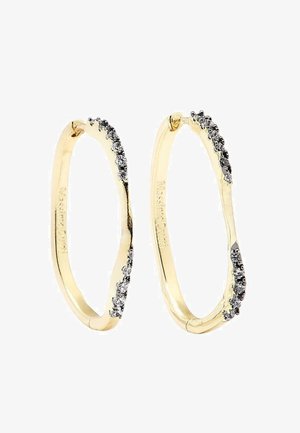 Orecchini a cerchio in oro con un design intrecciato, caratterizzati da una fila di piccole pietre trasparenti lungo un lato per un dettaglio aggiuntivo.