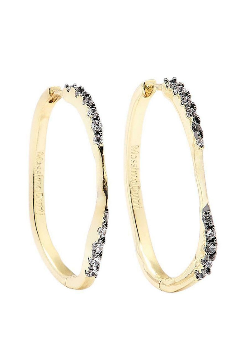 Boucles d'oreilles créoles en or avec un design torsadé, ornées d'une rangée de petites pierres claires sur un côté pour un détail supplémentaire.