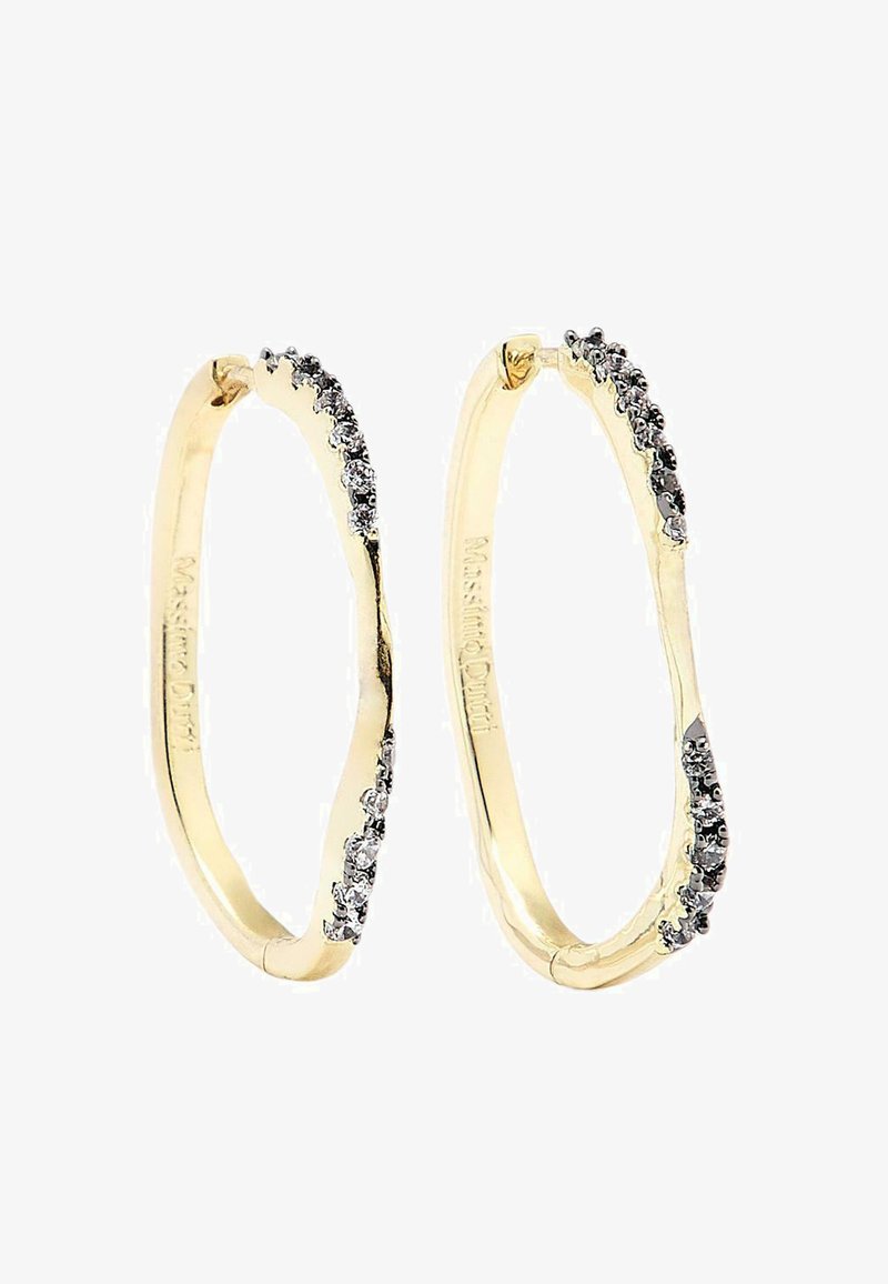 Boucles d'oreilles créoles en or avec un design torsadé, ornées d'une rangée de petites pierres claires sur un côté pour un détail supplémentaire.