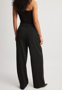 NA-KD MIT WEITEM BEIN UND HOHEM BUND - Trousers - black