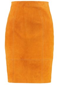 Gonna a matita in suede arancione con texture liscia, design a lunghezza media e dettagli a punto di cucitura a contrasto lungo le cuciture.