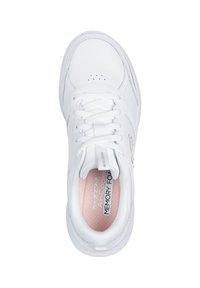 Białe buty sportowe z zalotnym sznurowaniem, górna część z gładkiego syntetycznego materiału, perforowany czubek, wyściełany kołnierz oraz miękka wkładka z pianki pamięciowej.