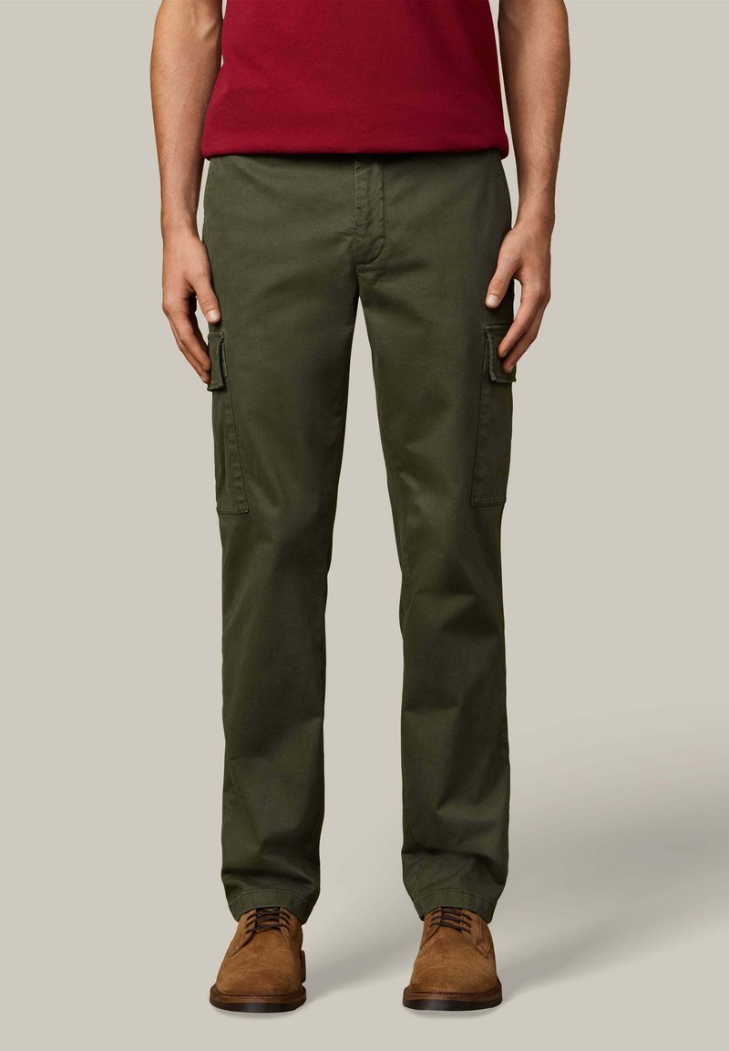 Olijfgroene cargobroek met zijzakken, gemaakt van katoenen stof. Rechte pijpen, met een gladde textuur en minimale hardware-accenten.