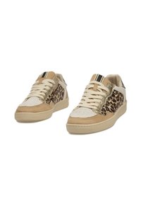 Zapatillas con estampado de leopardo y acentos de ante y cuero beige. Presenta paneles texturizados en blanco y cordones en crema. Punta redondeada y suela plana.