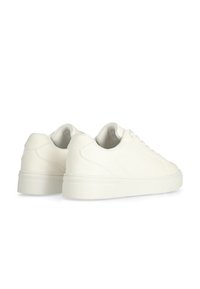 Bílé kožené tenisky s hladkým povrchem, zaoblenou špičkou a minimalistickým designem. Mají plochou gumovou podrážku a decentní švy.