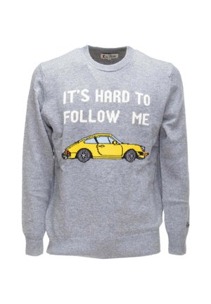 Maglione grigio a maglia con una grafica di un'auto gialla e il testo "È DIFFICILE STARE ALLE MIE SPALLE." Polsini e orlo a costine.