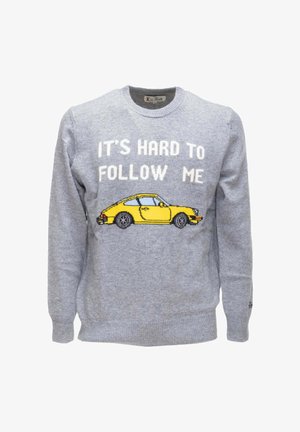 Maglione grigio a maglia con una grafica di un'auto gialla e il testo "È DIFFICILE STARE ALLE MIE SPALLE." Polsini e orlo a costine.