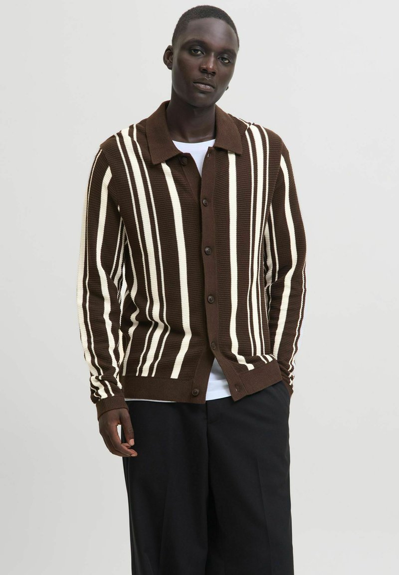 Karamell- und cremefarben gestreifter Strickcardigan mit Knopfverschluss und umklappbarem Kragen, der eine strukturierte Oberfläche und einen lässigen Schnitt aufweist.