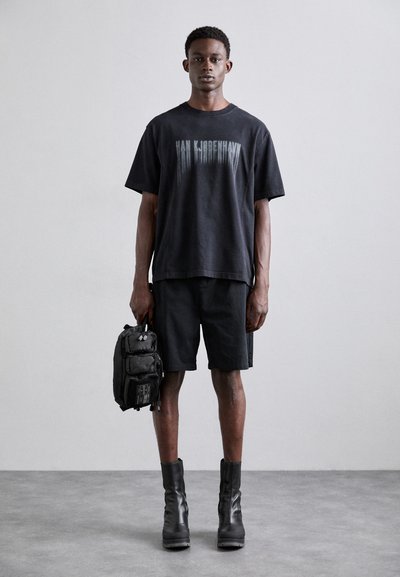 Han Kjøbenhavn FADED LOGO BOXY TEE - T-shirts med print - black