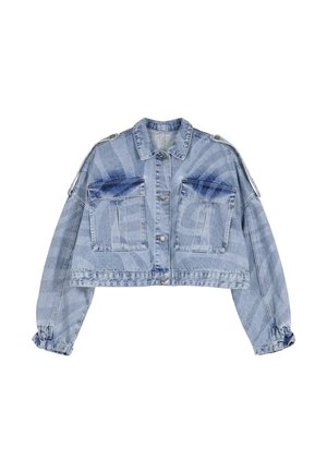 Svetlo modra denim jakna skrajšanega kroja z dolgimi rokavi, ki vključuje dve sprednji žepni, gumbno zapiranje in zbrano manšeto. Nežna vzorčna podrobnost.