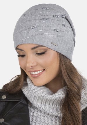 Berretto grigio a maglia con strisce orizzontali e perline decorative. Realizzato in tessuto morbido, ha una vestibilità aderente e una leggera lucentezza.