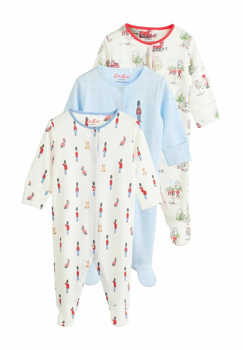 Drei Kinderpyjamas: Einer weiß mit bunten Drucken von britischen Wachsoldaten, einer hellblau mit Karomuster und einer weiß mit Illustrationen von London.