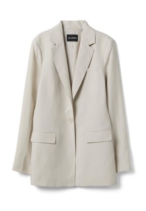 Blazer beige claro de un solo botón con solapas con muesca, dos bolsillos frontales con solapa y un bolsillo de ojal en el pecho, etiquetado como "Les Copains".