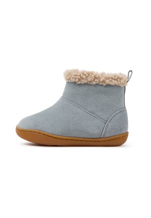 Bottine enfant en daim gris avec semelle en caoutchouc beige et doublure en polaire beige visible sur le bord supérieur.