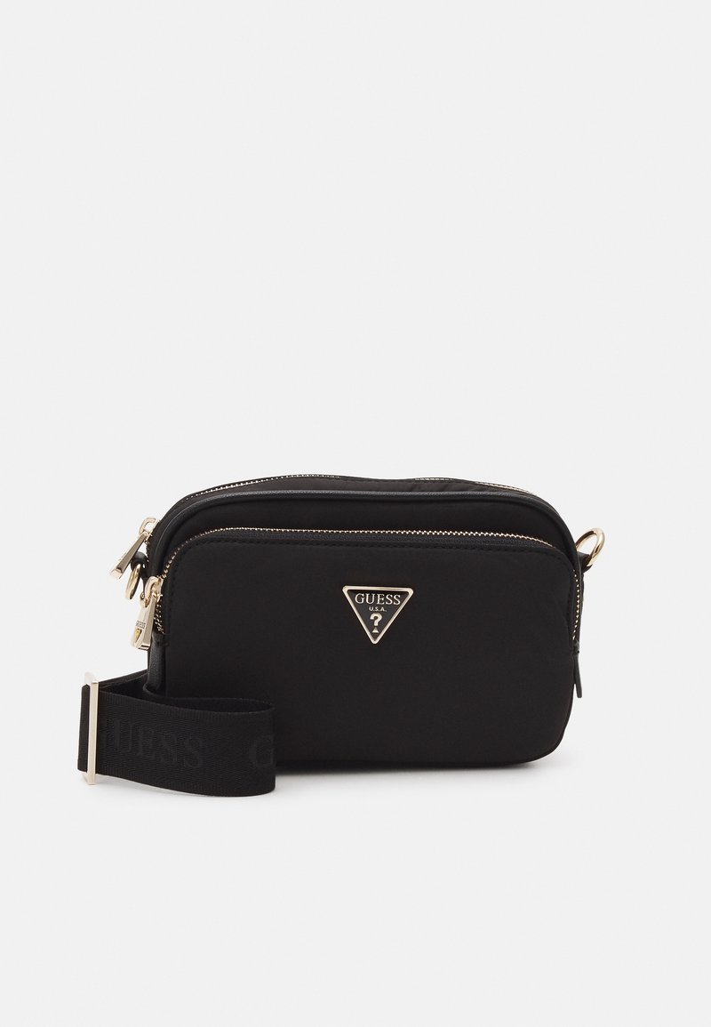 Sort nylon crossover taske med guld hardware, der har et trekantet logo, lynlås lukning og en justerbar skulderrem med et vævet mønster.