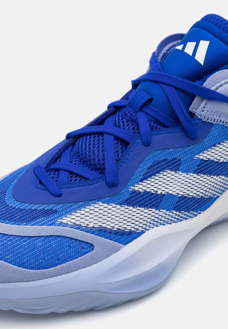 Scarpa sportiva blu con tomaia in mesh e sintetico, design texturizzato, accentature bianche e lacci a contrasto. Suola arrotondata con ammortizzazione.