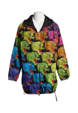 Veste noire zippée avec des têtes de gros félins rugissants répétées en vert, bleu, orange, violet et rose, avec une capuche et des poignets élastiques.