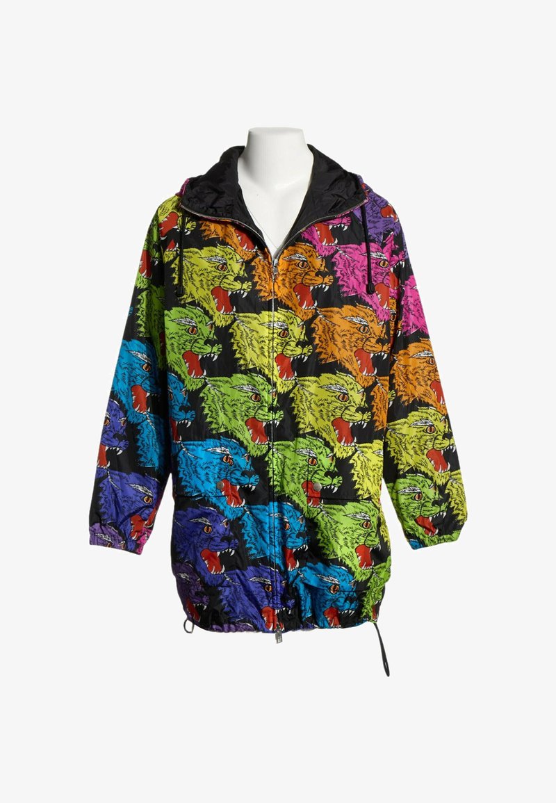 Veste noire zippée avec des têtes de gros félins rugissants répétées en vert, bleu, orange, violet et rose, avec une capuche et des poignets élastiques.