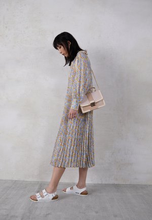 DOROTHEA DRESS - Vardagsklänning - apricot blossom