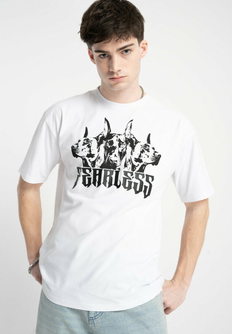 Biała koszulka z krótkim rękawem z czarną grafiką przedstawiającą trzy głowy psów, nad słowem "BEZLITOSNY" w pogrubionym, stylizowanym kroju pisma.