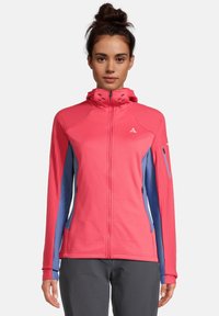 Chaqueta de forro polar en fucsia brillante con detalles azules, con cierre de cremallera en la parte delantera, cuello alto y paneles texturizados en los hombros. Incluye bolsillos laterales.