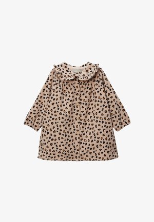 Robe imprimée léopard en tissu beige doux, avec un col volanté, des manches longues et une fermeture à boutons à l'avant avec des boutons en bois.